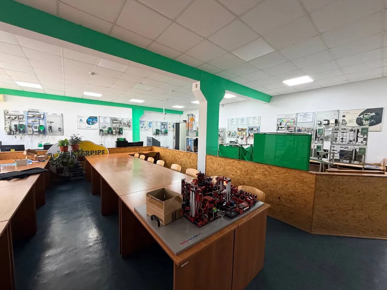 Авторизований навчальний центр компанії Schneider Electric